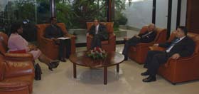 Saludo el Presidente Raul Castro al Canciller de Guinea Ecuatorial   